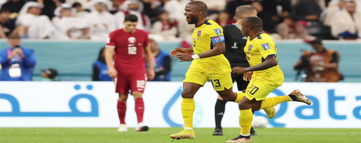 Enner Valencia lập cú đúp trong trận khai mạc