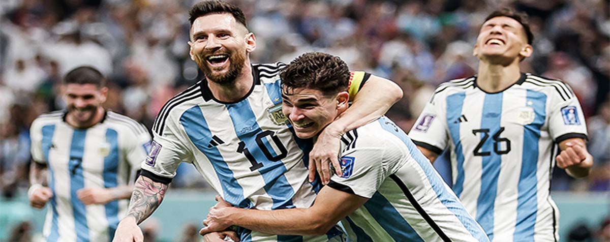 Julian Alvarez và Messi cùng lập công đưa Argentina vào chung kết